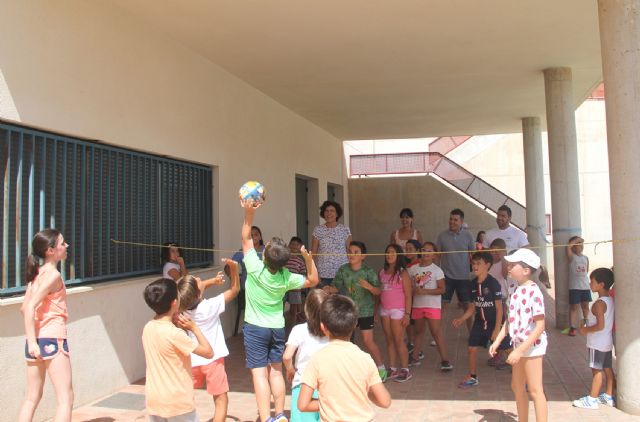 La alcaldesa visita a los niños que participan en la Escuela de Verano 'I love campus'
