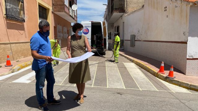 El Ayuntamiento de Puerto Lumbreras lleva a cabo el repintado de los pasos de peatones en casi 3000 metros cuadrados de calles del término municipal