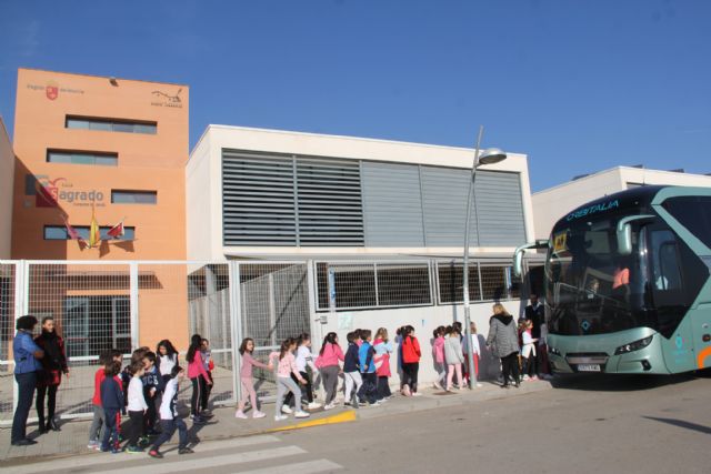 Escolares lumbrerenses aprenden a usar el autobús de forma segura