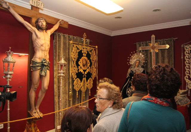 La Casa de los Duendes acoge una exposición que muestra el patrimonio de la Semana Santa Lumbrerense