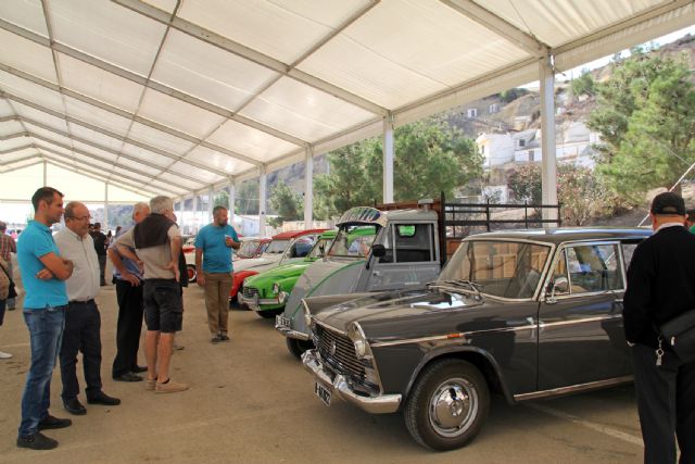 Más de 80 coches participan en el III Encuentro de automóviles clásicos en Puerto Lumbreras
