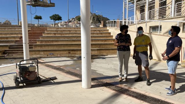 El Ayuntamiento lleva a cabo labores de acondicionamiento en el patio del Centro Cívico, que albergará los conciertos de las Fiestas Patronales
