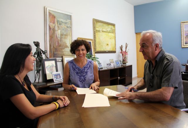 El Ayuntamiento de Puerto Lumbreras y el Grupo Coros y Danzas 'Virgen del Rosario' firman un convenio de colaboración