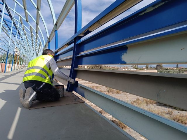 El Ayuntamiento ejecuta labores de mantenimiento y pintura en el puente sobre la Rambla de Nogalte situado en la Avenida Astudillo