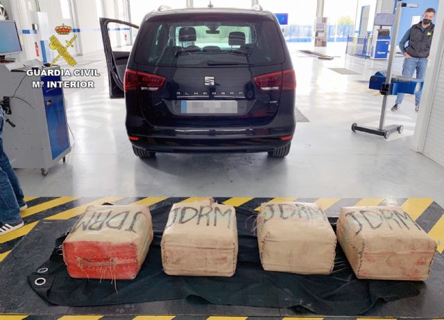 La Guardia Civil intercepta in itinere el transporte de 135 kilos de hachís