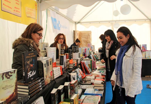 Puerto Lumbreras organiza la primera Feria del Libro con firmas de autores locales