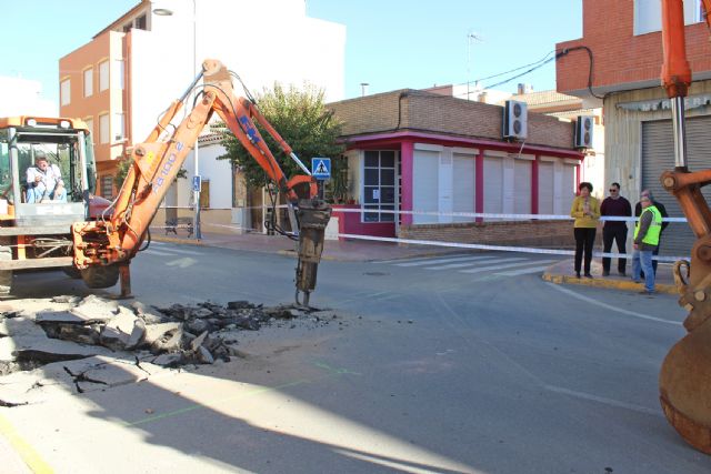 El Ayuntamiento ejecuta obras de mejora en la red de saneamiento que conecta la avenida Almería y calle Camino Real