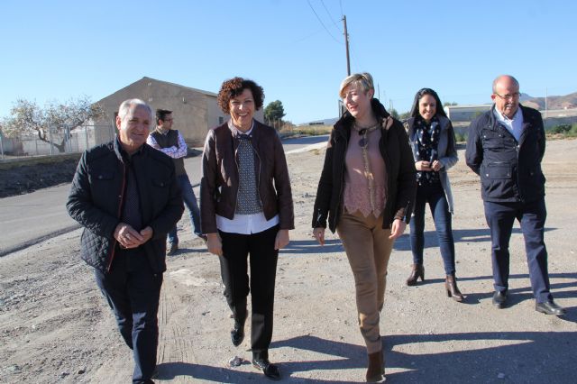 La alcaldesa y la directora general del Medio Natural estudian la puesta en marcha de mejoras en el Camino Viejo de Puerto Lumbreras