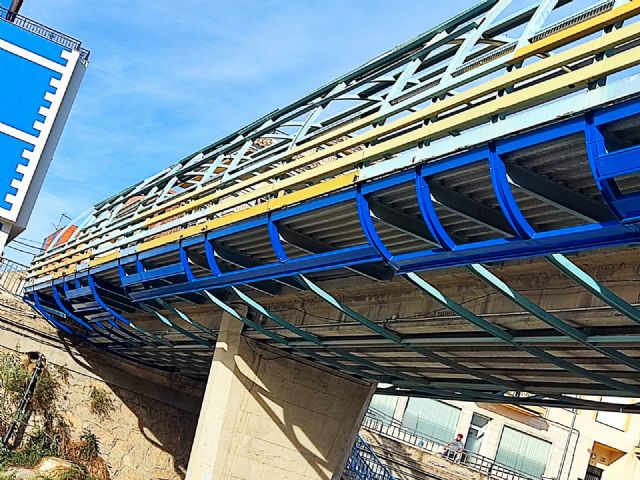 El Ayuntamiento ejecuta obras de mantenimiento en la pasarela y en el puente que cruzan la Rambla de Nogalte