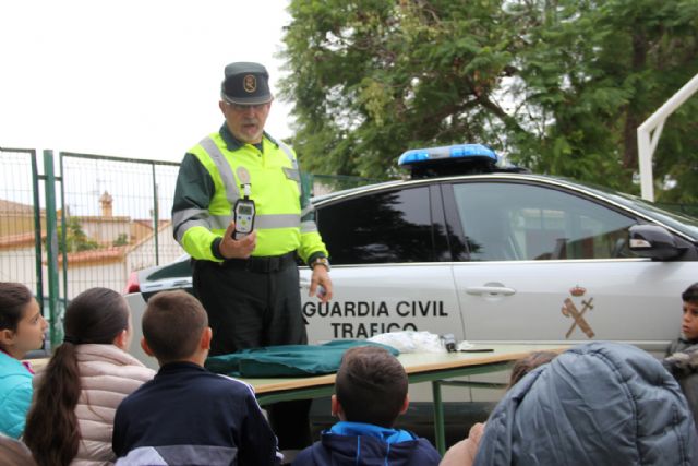 La Guardia Civil organiza una exhibición en el colegio Asunción Jordán de Puerto Lumbreras