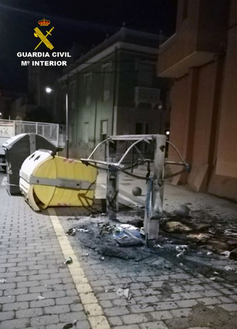 La Guardia Civil detiene a 21 jóvenes por desordenes públicos mediante incendio de medio centenar de contenedores de residuos urbanos