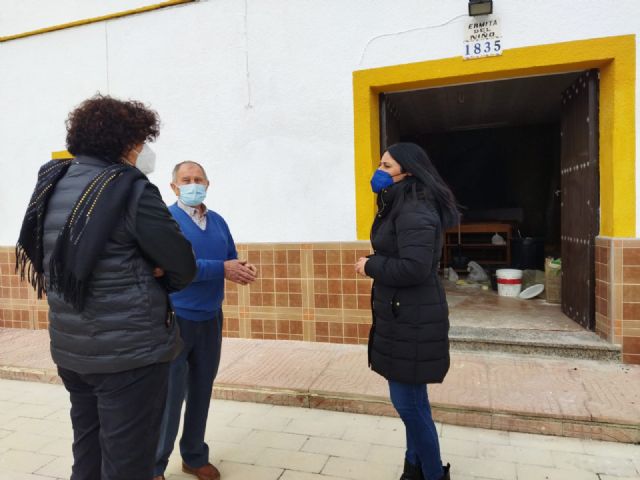 La alcaldesa, María Ángeles Túnez, visita las obras de la Ermita del Niño