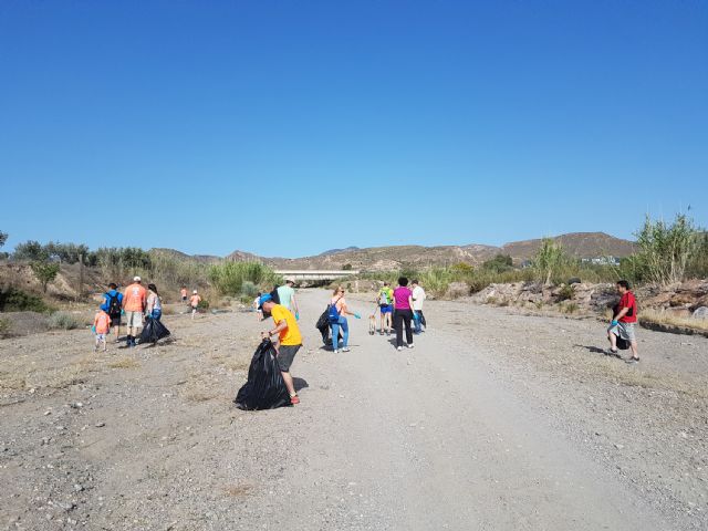 Puerto Lumbreras se suma a la campaña '1m2 por la naturaleza' con una jornada de recogida de residuos en la rambla de Vilerda