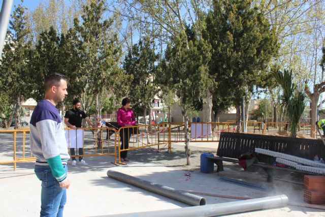 La alcaldesa visita las obras de creación de una pista de skate y los trabajos en la pista deportiva del Parque Augusto Vels