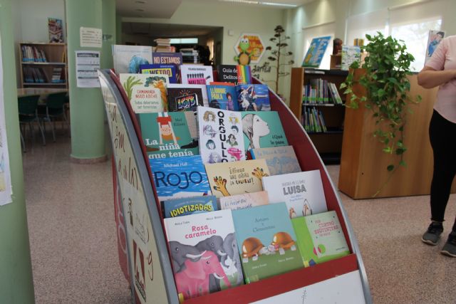La Biblioteca Municipal de Puerto Lumbreras acoge un nuevo expositor con unos 30 libros sobre igualdad, diversidad y empatía con motivo del Día del Orgullo LGTBIQ+