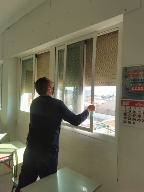 El Ayuntamiento de Puerto Lumbreras comienza la instalación de mosquiteras en las aulas de los colegios públicos del municipio