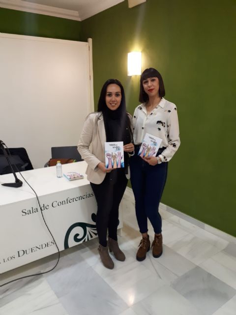Mireya Ruiz presenta su primera novela 'La revolución comienza bajo la piel'